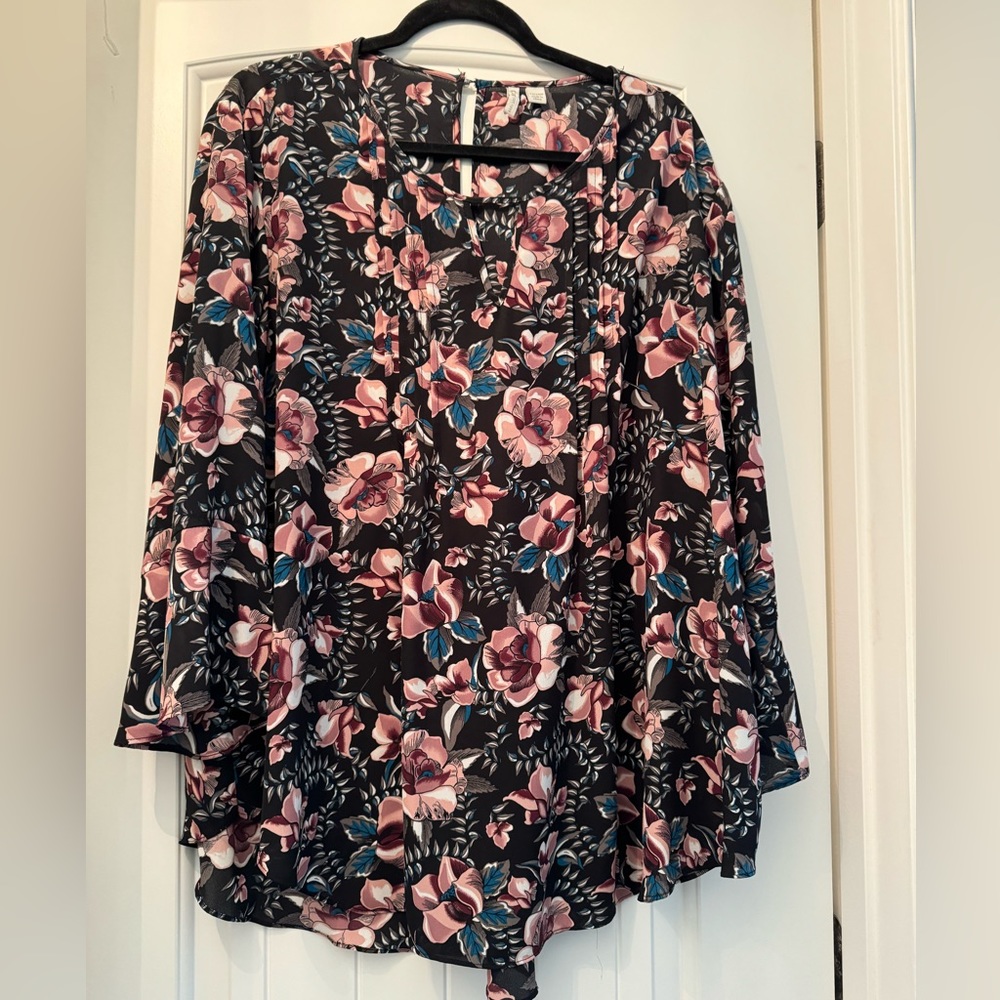 Black floral blouse, 3/4 sleeve, scoop neck with key-hole cutout.